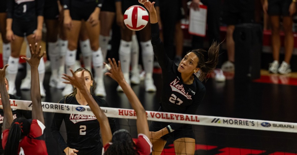 Murray, No. 1 Huskers Dominate No. 7 Badgers